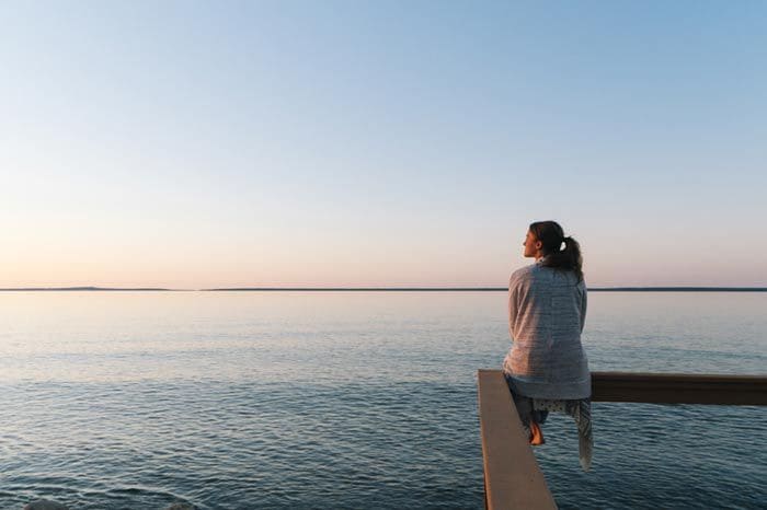 mujer mirando al mar