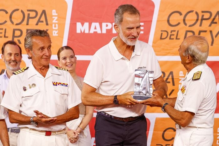 Don Felipe recoge su trofeo