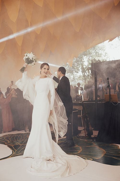 Baile de los novios con los invitados de boda