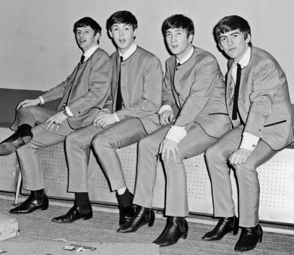 Los Beatles popularizaron las Beatle boots, una evolución de la bota Chelsea, estrecha y con tacón.
