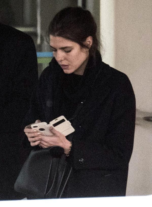 Carlota Casiraghi se dejó ver sola en el aeropuerto de Niza, con rostro impenetrable para los que buscaban la confirmación o el desmentido en sus ojos: seria, sin gota de maquillaje... Muy pendiente, eso sí, del móvil
