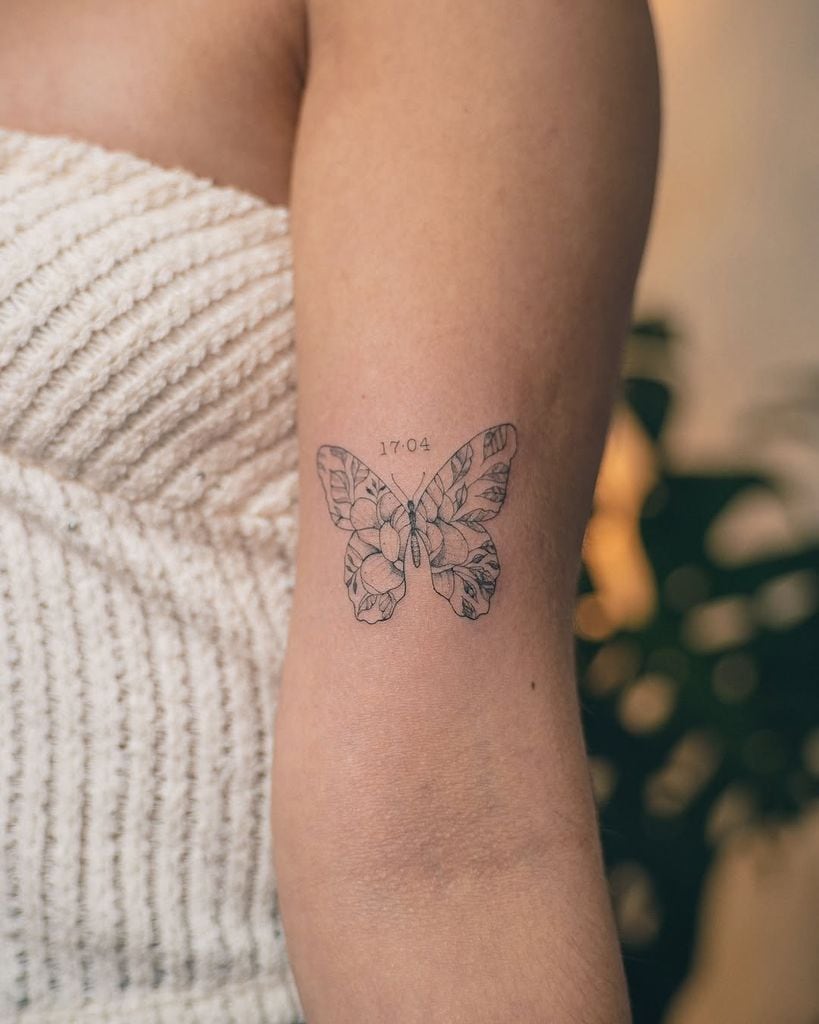 Tatuaje mariposa minimalista con fecha