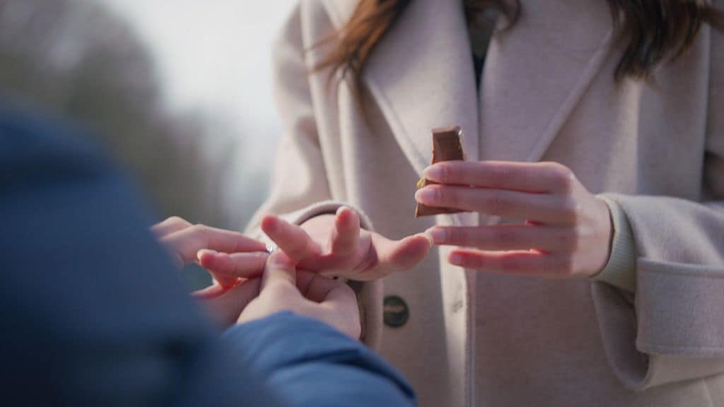 Ömer coloca el anillo en la mano de Süsen