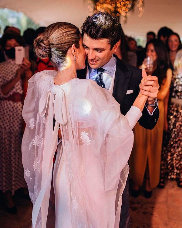 Vestido de novia con espalda capa de Carmen Maza