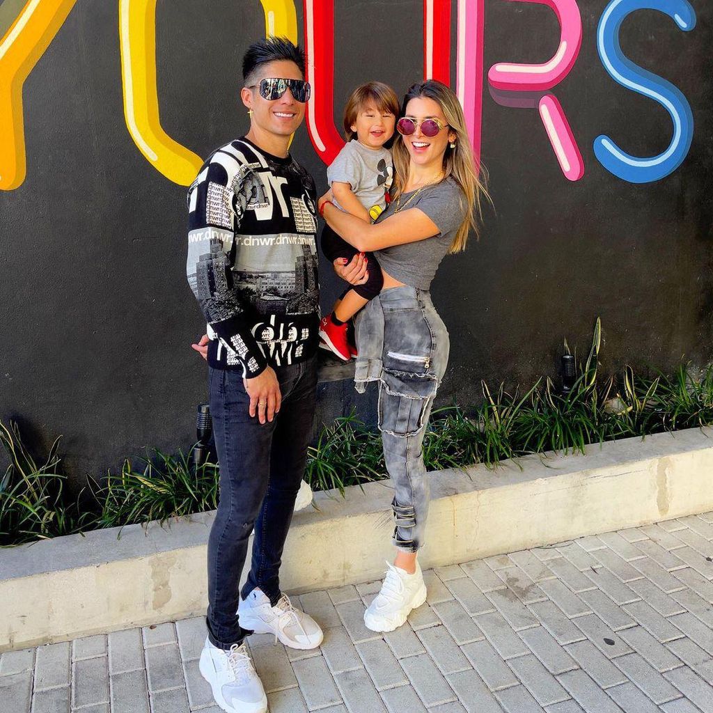 Chyno Miranda, su esposa y su hijo