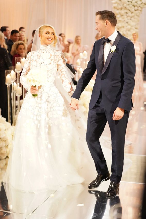 Paris Hilton revela que compró hasta 45 vestidos de novia para su boda con Carter Reum
