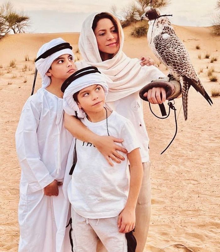 Shakira con sus hijos en el desierto