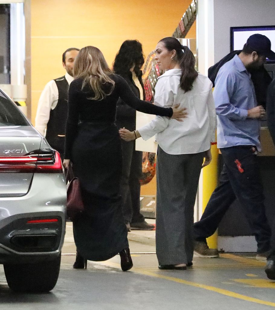 Jennifer lució un elegante atuendo negro de falda.