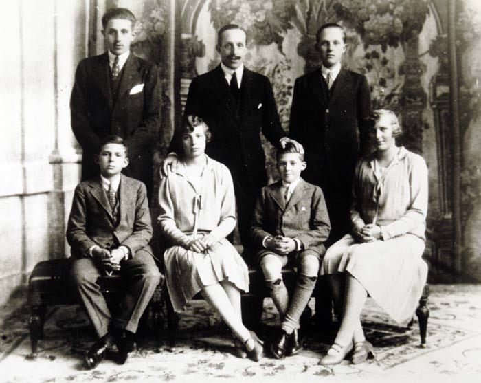 El rey Alfonso XIII de España con sus hijos Alfonso, Jaime, Beatriz, Cristina y Juan de Borbón en 1928
