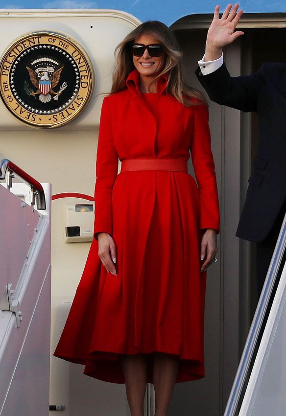 melania trump edad vestido rojo avion