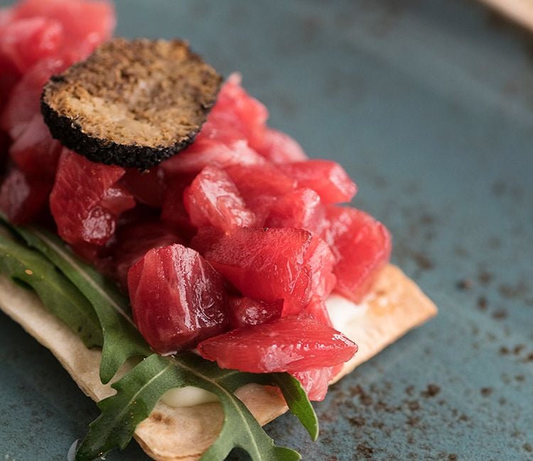 Tosta de atún con- muselina de wasabi y trufa