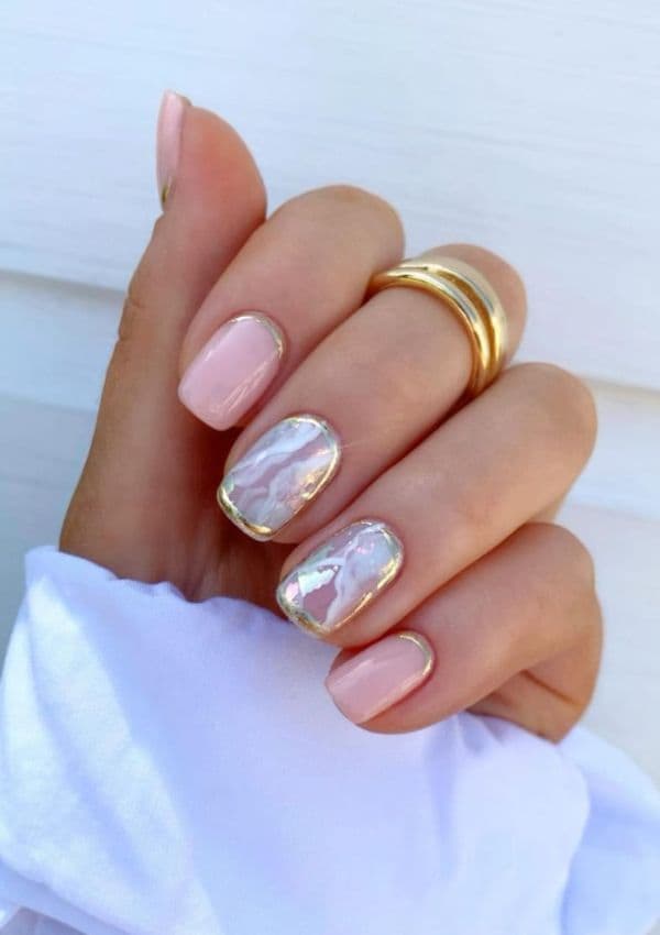 manicura brillante marmoleada