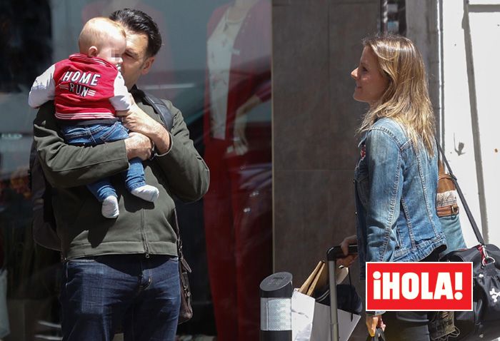 Andrea Ropero e Iñaki López con su hijo Roke