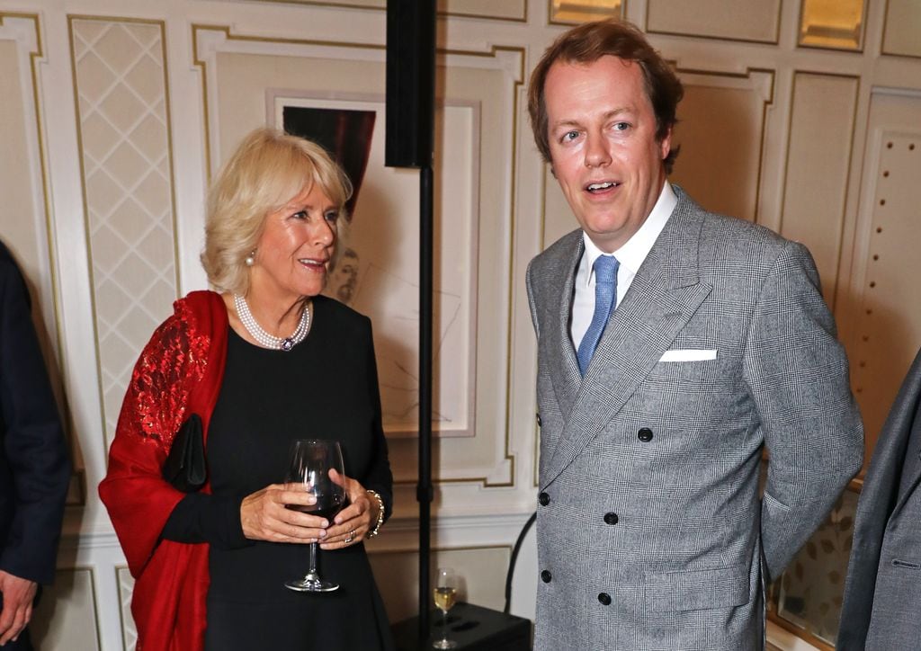 Tom Parker Bowles junto a su madre, la reina Camilla