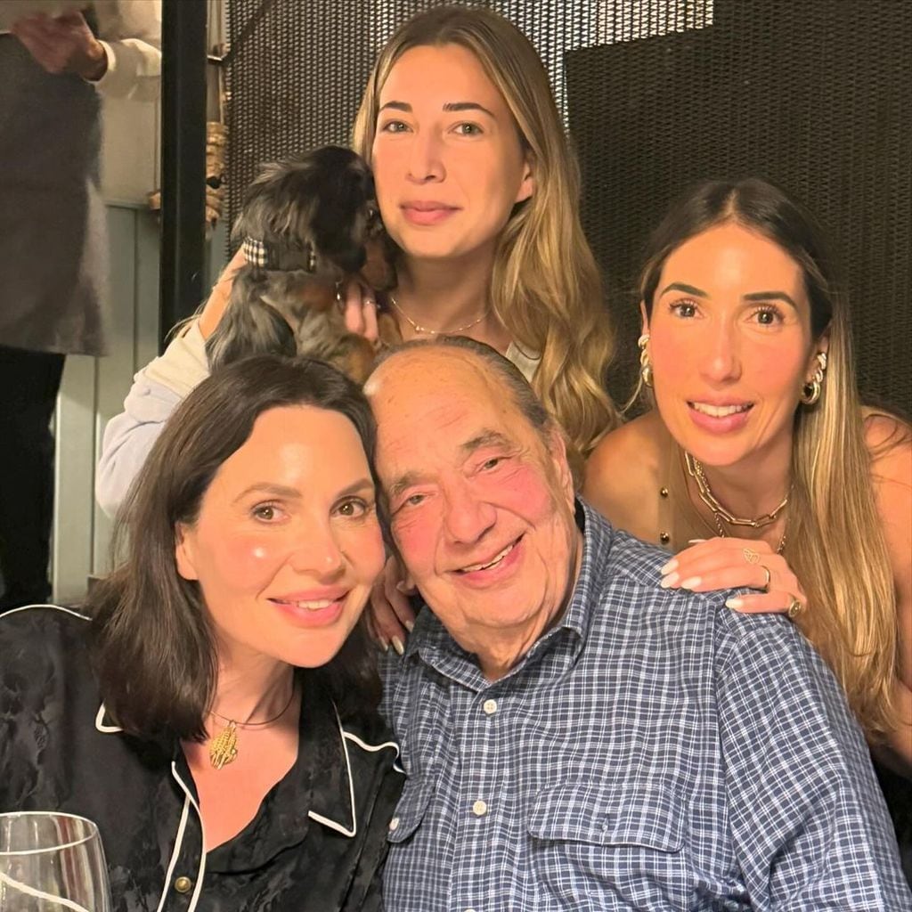 Olympia Beracasa junto a sus hermanas Fabiola y Eleonora y su padre