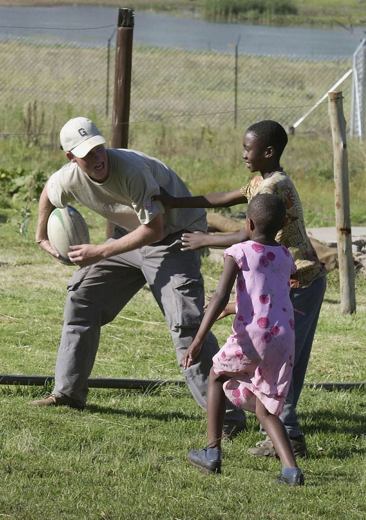 El príncipe Harry jugando al rugby durante su primera visita a Lesotho