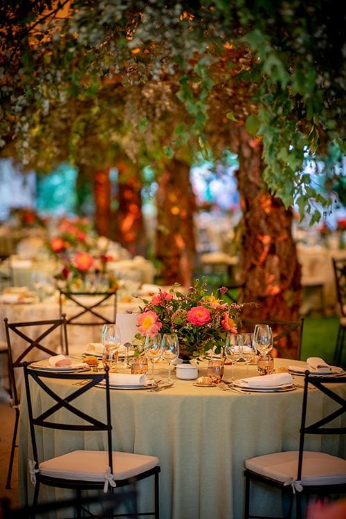 Mesas con centros florales rosas y verdes en la boda de los Condes de Osorno