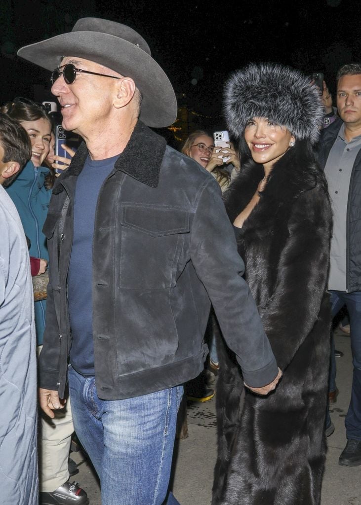 Photo © 2024 Backgrid/The Grosby Group

Aspen, CO  -  29 DECEMBER 2024

Amazon billionaire Jeff Bezos and fiancée Lauren Sánchez step out after a family outing at Kemo Sabe in Aspen.****

El multimillonario de Amazon, Jeff Bezos, y su prometida Lauren Sánchez salen después de una salida familiar en Kemo Sabe en Aspen.