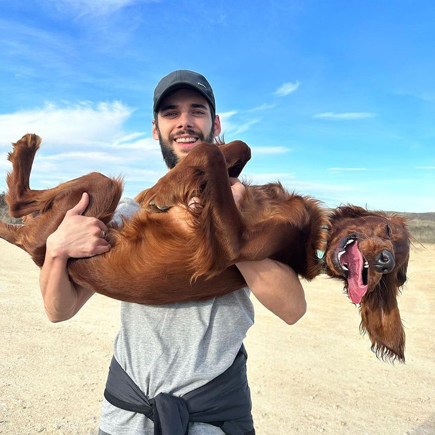 Alvaro Rico y su perro setter irlandés