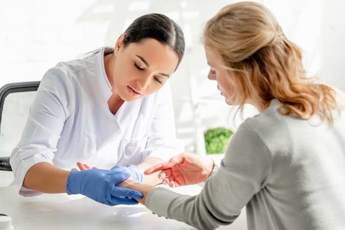 mujer en la consulta del dermatólogo