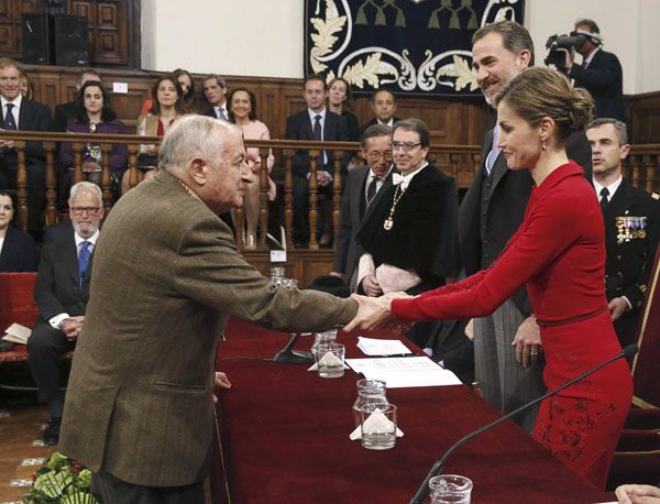 Doña Letizia estrecha la mano del escritor galardonado con el Premio Cervantes, don Juan Goytisolo
