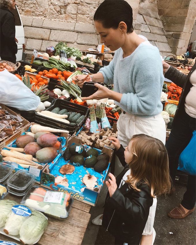 Soraya haciendo la compra con su hija