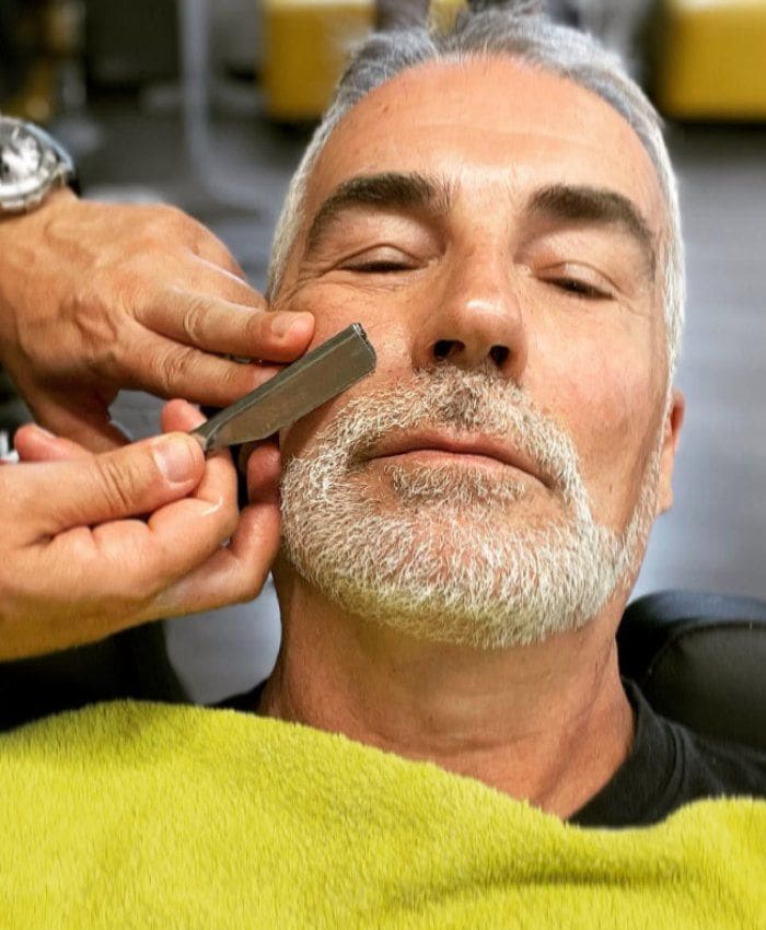 David Cantero se arregla la barba 