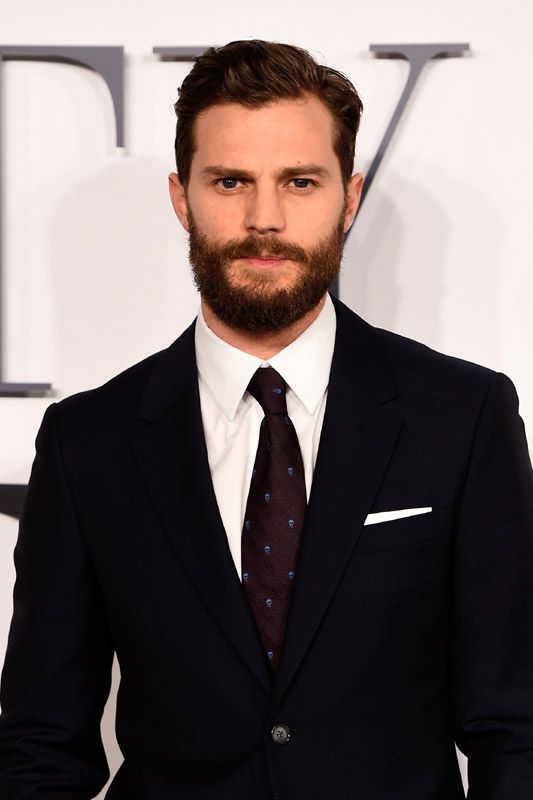 Jamie Dornan, tiene 32 años y es norirlandés, comenzó trabajando como modelo y también es músico, sin embargo la fama le llegó gracias a su primer papel protagonista en Cincuenta sombras de Grey 