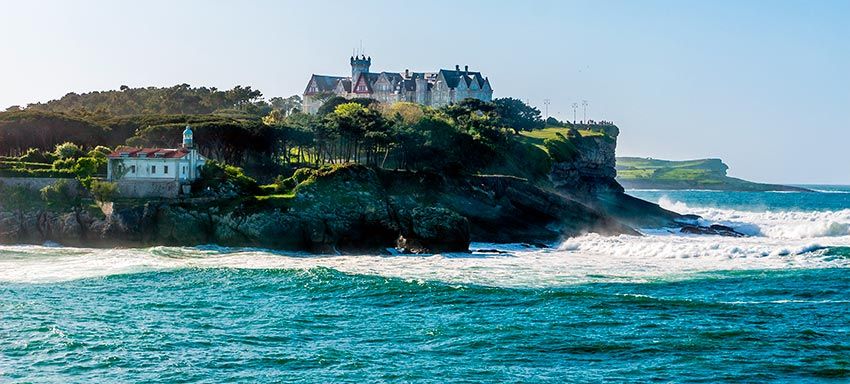 Vista de la península de la Magdalena desde el mar rodeada de espacios verdes, Santander