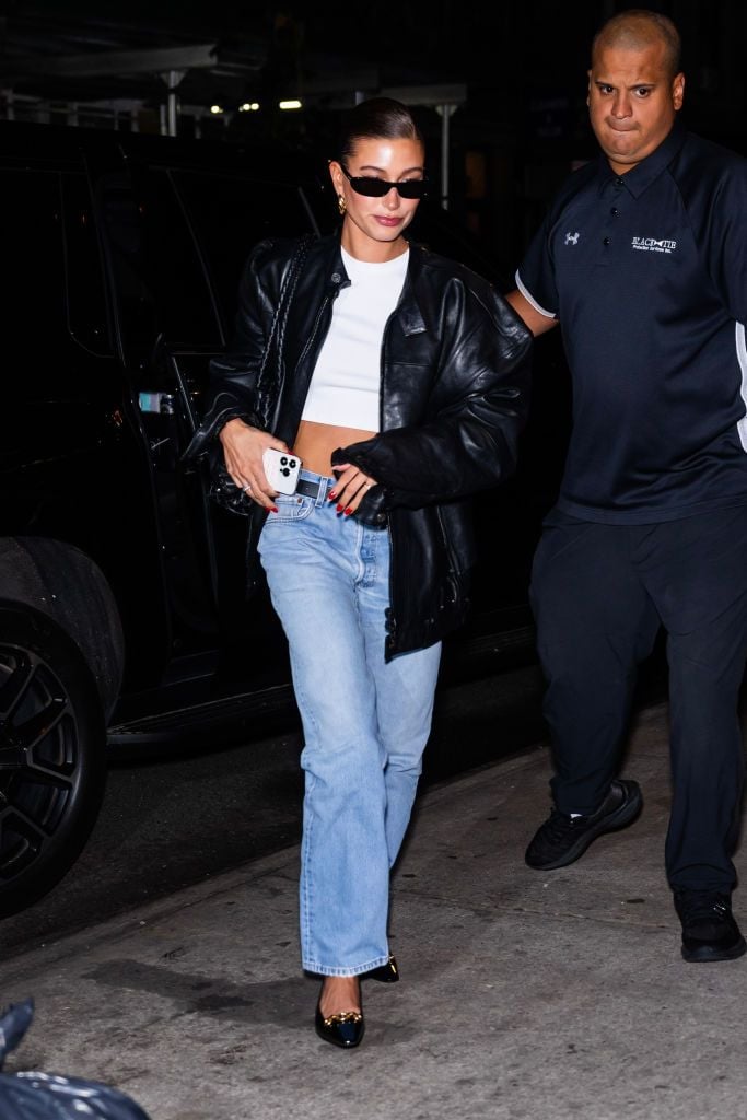 Hailey Bieber en Nueva York con flats y pantalones de mezclilla.