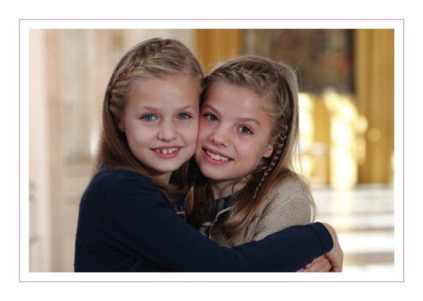 Los Reyes han elegido esta bonita imagen de sus hijas para felicitarnos la Navidad. La imagen corresponde al pasado 12 de octubre y en ella aparecen la princesa Leonor y la infanta Sofía fundidas en un abrazo
