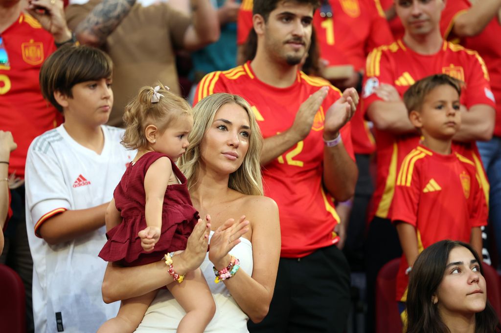 Alice Campello, mujer de Álvaro Morata, con su hija Bella en el partido que enfrentó a España contra Albania en la Eurocopa el 24 de junio de 2024 en Dusseldorf, Alemania