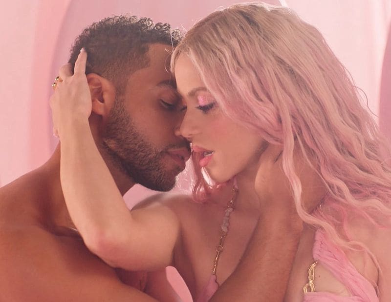 Shakira y Lucien Leon Laviscount en el videoclip de Puntería