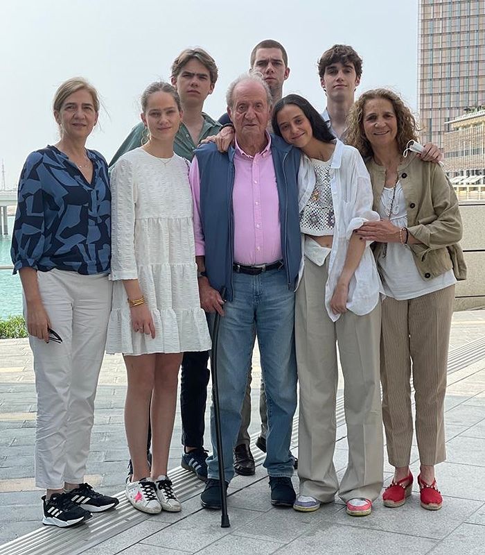 El rey Juan Carlos con sus hijas y nietos