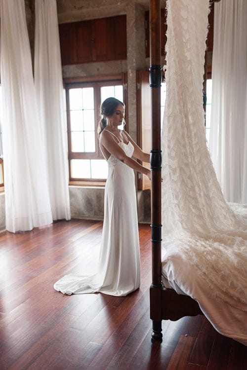 Vestido de novia lencero y capa de plumas en una boda viral