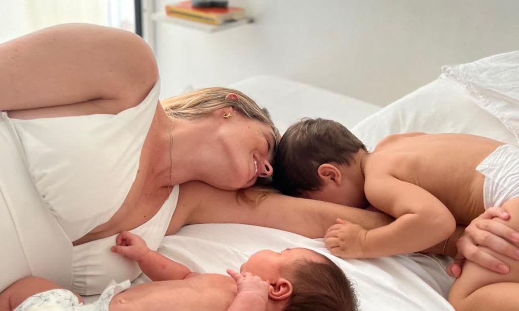 Ona Carbonell con sus dos hijos: Kai de dos años y Teo de tres meses