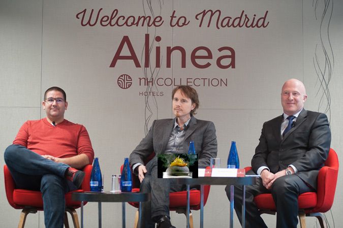 Imagen tomada durante la rueda de prensa. En el centro, el chef Grant Achatz, a la derecha Hugo Rovira (Director General NH Hotels España y Portugal), y a la izquierda el chef Dani García. Su empresa, Dani García Group, está implicada en la parte 'operativa' del proyecto que traerá 'Alinea' a Madrid durante casi un mes. De hecho, la idea nació en una visita que Achatz hizo a Marbella el pasado mes de mazo para participar en las 'Jornadas Gastronómicas A Cuatro Manos' organizadas por el chef malagueño.
