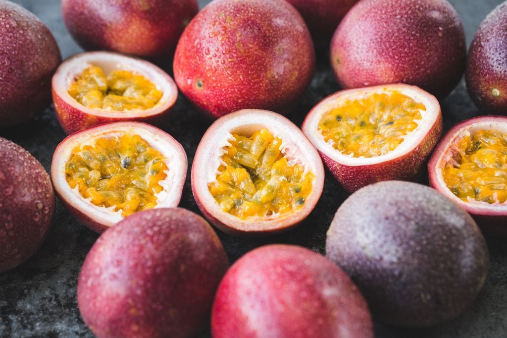 La pulpa del maracuyá es de textura gelatinosa y está llena de semillas comestibles.