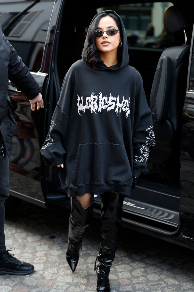 Becky G durante la Semana de Menswear Fall Winter 2025/2026 en París