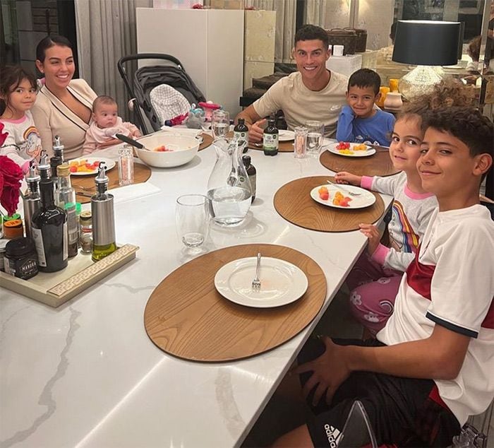 Cristiano y Georgina cenando con sus hijos