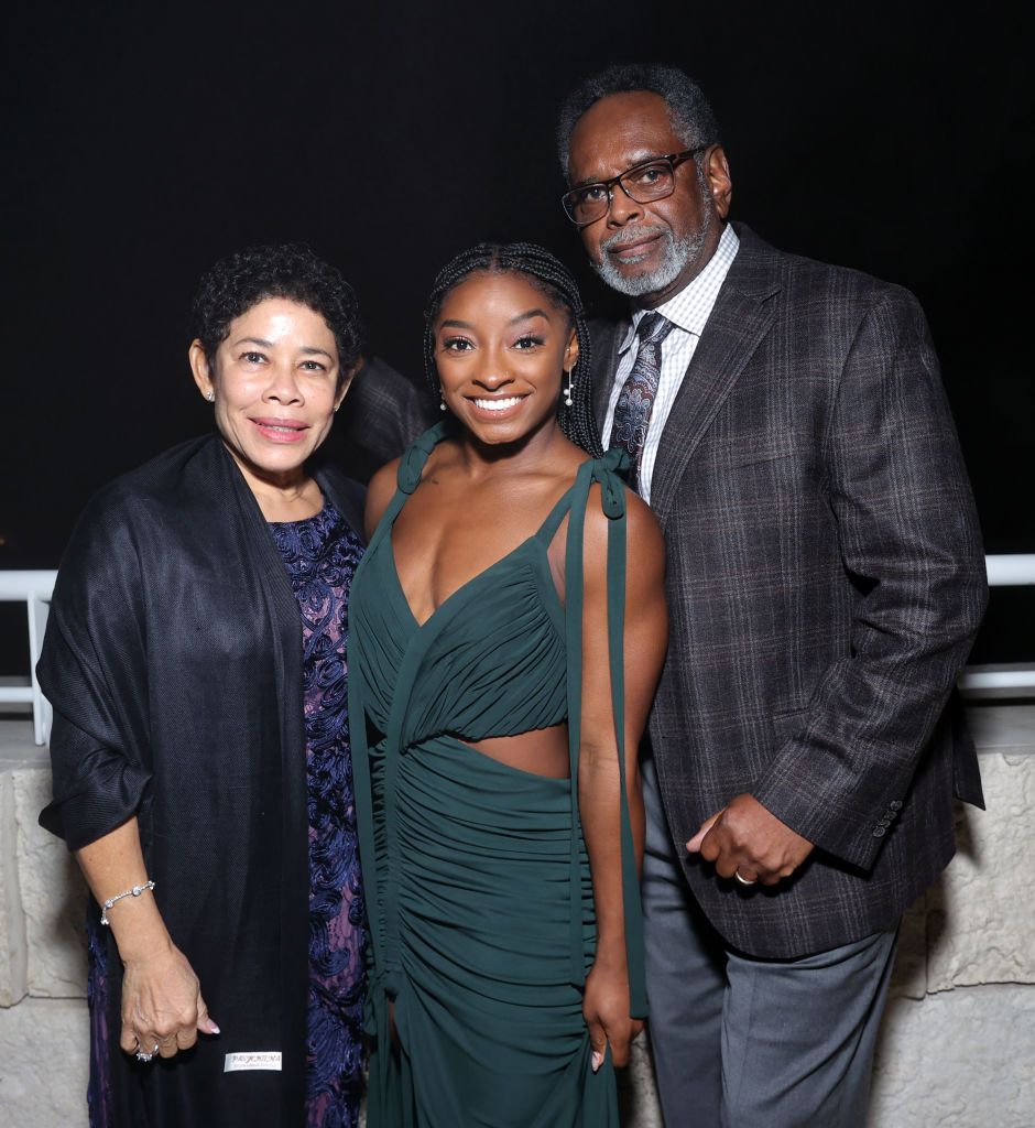 Simone Biles junto a Nellie y Ronald Biles 