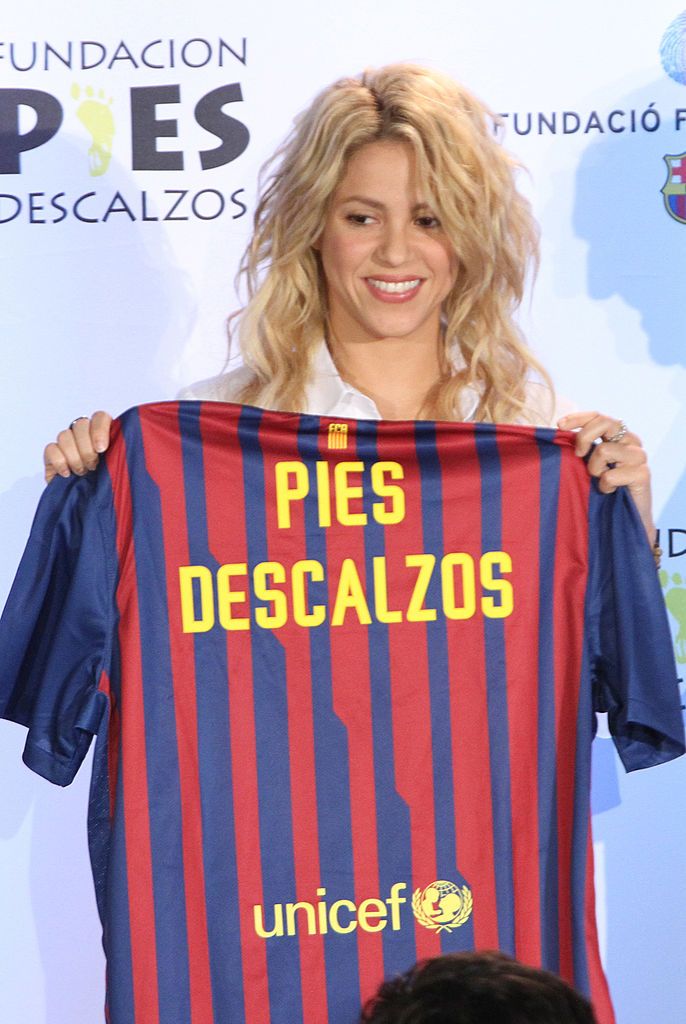 Shakira, con una camiseta del FC Barcelona que lleva inscrito el nombre de su fundación 