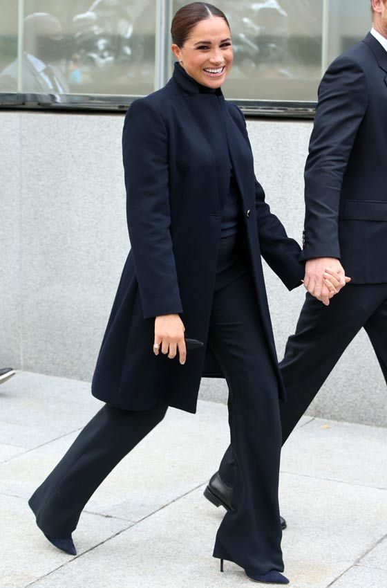 Meghan Markle con pantalones campana