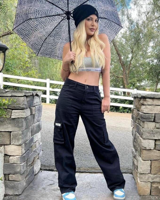 Tori Spelling bajo la lluvia