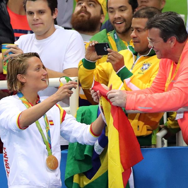 Mireia celebró su triunfo con sus familiares y su novio, el piragüista Javier Hernanz, miembro del K-4 español que competirá en Río, que llegó a la piscina justo para verla competir. "No sé ni dónde estará, por ahí estará; sé que mis padres están ahí", contó. Y corrió hacia ellos para fundirse en un fuerte abrazo y recoger la bandera de España que le entregó su padre
