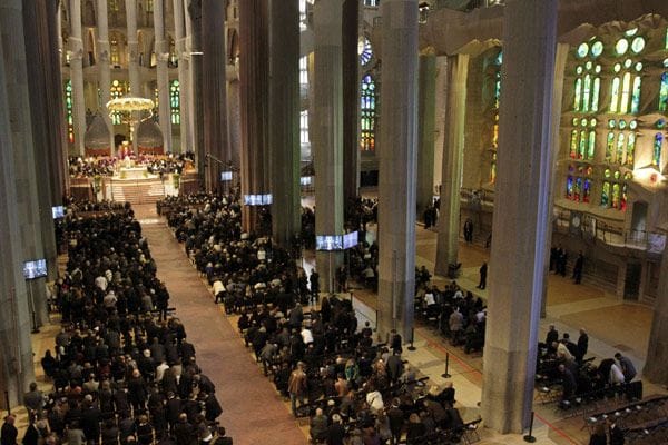 Entre los congregados se encontraban algunos de los miembros de los equipos de rescate que trabajaron en torno al siniestro en los Alpes franceses o atendiendo a los familiares de las víctimas
