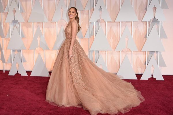 Jennifer López apostó por un diseño de Elie Saab para pisar este año la alfombra roja de los Oscar 