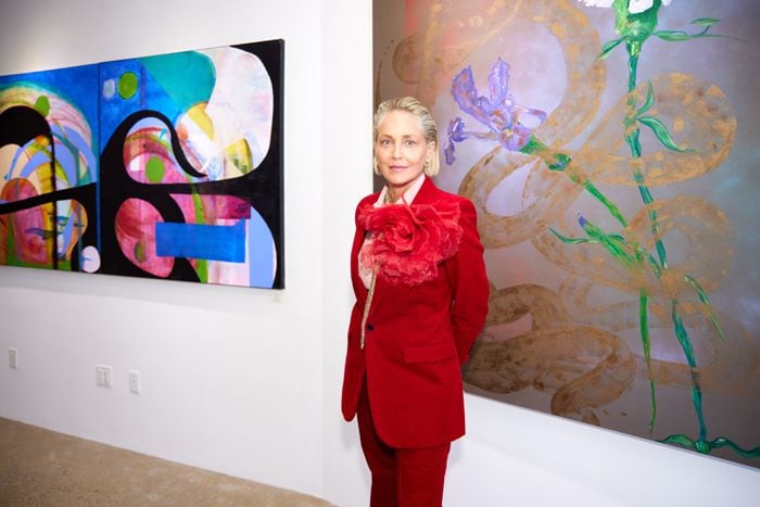 Sharon Stone con algunos de los cuadros de su exposición en Nueva York
