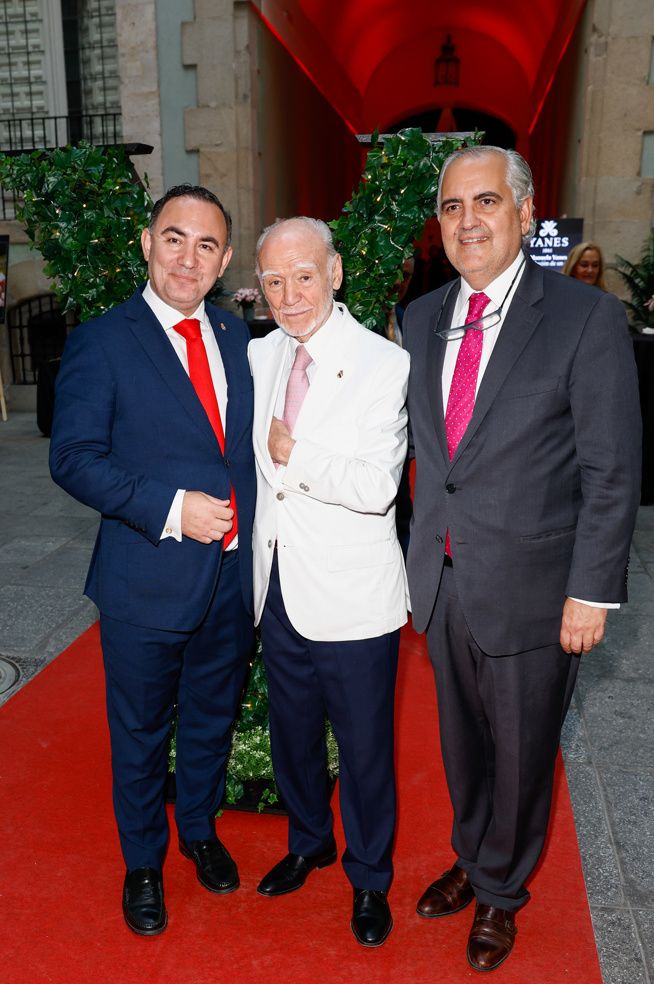 Jesús Yanes junto a dos de sus cinco hijos en la inauguración de 'Arte de amar'