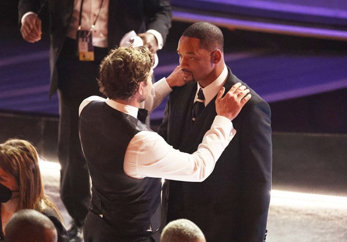 Will Smith hablando con Bradley Cooper tras pegar a Chris Rock 